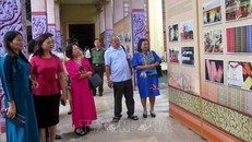 Nghệ nhân tỉnh Ninh Thuận trình diễn nghề dệt thổ cẩm. Ảnh: Thu Hằng/TTXVN