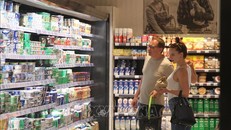 Khách hàng chọn mua đồ trong siêu thị tại Frankfurt, Đức. Ảnh minh hoạ: THX/TTXVN