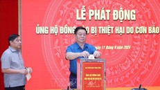 Đồng chí Nguyễn Trọng Nghĩa, Ủy viên Bộ Chính trị, Bí thư Trung ương Đảng, Trưởng Ban Tuyên giáo Trung ương, ủng hộ đồng bào bị thiệt hại do cơn bão số 3. Ảnh: Phương Hoa/TTXVN