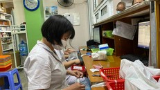 Cấp phát thuốc cho người bệnh. Ảnh: Tạ Nguyên