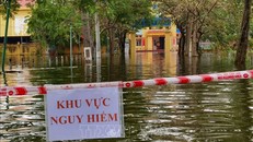 Cảnh báo nguy hiểm trước lối vào trường THCS Liên Ninh. Ảnh: Thanh Tùng/TTXVN