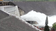 Thủy điện Thác Bà hiện vẫn đang xả tối đa 3 cửa, lưu lượng nước về giảm nhanh. Ảnh: baochinhphu.vn