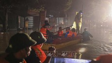 Cán bộ, chiến sĩ Lữ đoàn 210 hỗ trợ đưa người dân ra khỏi những vùng đang bị ngập sâu trong nước, ngày 10/9/2024. Ảnh minh họa: Hoàng Hiếu/TTXVN