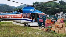 Trực thăng quân sự tiếp tục vận chuyển nhu yếu phẩm tới vùng bị cô lập do bão lũ