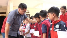 Học sinh hai trường vùng khó ở Lào Cai nhận sách mới 
