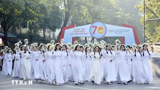 Các học sinh Thủ đô diễu hành qua khán đài, thể hiện tình yêu Hà Nội. (Ảnh: Nguyễn Cúc/TTXVN)