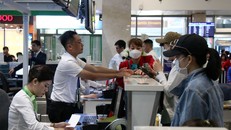 Gần Tết, nhu cầu giao lưu đi lại của người dân rất lớn, dễ làm lây lan dịch bệnh, nhất là tại các cửa khẩu. Ảnh: TTXVN