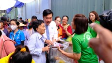 Ấm áp những phiên chợ Tết 0 đồng trong bệnh viện