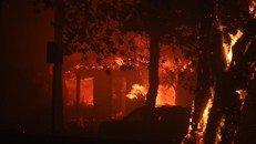 Chưa kiểm soát được cháy rừng Los Angeles, Mỹ lại căng mình với cháy ở San Diego