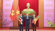 Tổng Bí thư Tô Lâm chúc mừng ông Nguyễn Duy Ngọc được bầu giữ chức ủy viên Bộ Chính trị, chủ nhiệm Ủy ban Kiểm tra Trung ương. Tổng Bí thư cũng trao quyết định về chức năng, nhiệm vụ, tổ chức bộ máy của Văn phòng Trung ương Đảng và chúc mừng ông Lê Hoài Trung, bí thư Trung ương Đảng, được bổ nhiệm giữ chức chánh Văn phòng Trung ương Đảng - Ảnh: TTXVN