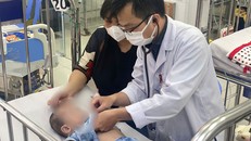 Mưa trái mùa, nhiều dịch bệnh "tấn công" trẻ