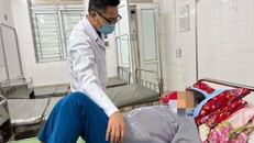 Một bệnh nhân nhiễm sán lợn đang điều trị tại Bệnh viện Đặng Văn Ngữ. (Ảnh: PV/Vietnam+)