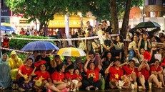 Hàng nghìn người đội mưa chờ xem diễu binh (Ảnh: Hữu Khoa).