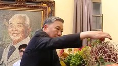 Tổng Bí thư Tô Lâm dâng hương, dâng hoa, bày tỏ lòng tri ân sâu sắc đến Đại tướng Võ Nguyên Giáp. (Nguồn: VTV)