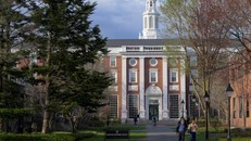 Bộ Giáo dục Mỹ tạm dừng tài trợ 8 tỷ USD cho Đại học Harvard