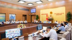 Ủy ban Thường vụ Quốc hội tiến hành biểu quyết. Ảnh: Duy Linh