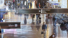 Hành khách tại sân bay quốc gia Ronald Reagan Washington ở Arlington, Virginia, Mỹ. 