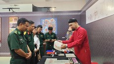 Các đại biểu tìm hiểu về in tranh tại Triển lãm.