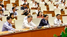 Tổng Bí thư Tô Lâm. Chủ tịch nước Lương Cường, Thủ tướng Phạm Minh Chính và đại biểu ấn nút thông qua Nghị quyết sửa đổi, bổ sung một số điều của Hiến pháp năm 2013. Ảnh: Doãn Tấn