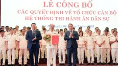 Bộ trưởng Bộ Tư pháp Nguyễn Hải Ninh và Thứ trưởng Bộ Tư pháp Nguyễn Thanh Ngọc trao quyết định bổ nhiệm ông Nguyễn Thắng Lợi giữ chức Cục trưởng Cục Quản lý Thi hành án dân sự. Ảnh: Phạm Kiên