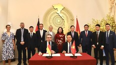 Thứ trưởng Bộ Công Thương Nguyễn Hoàng Long và Quốc vụ khanh Bộ Kinh tế và Năng lượng Liên bang Đức (BMWK) Stefan Rouenhoff ký Tuyên bố chung thiết lập Đối tác Năng lượng Việt Nam-Đức. Phó Chủ tịch nước Võ Thị Ánh Xuân và Đại sứ Vũ Quang Minh chứng kiến lễ ký. Ảnh: Phương Hoa