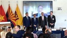 Đại sứ Việt Nam tại Mỹ Nguyễn Quốc Dũng (thứ hai, từ trái sang) và các đại sứ Mỹ tại Việt Nam qua các thời kỳ. (Ảnh: Ngọc Quang/TTXVN)