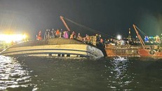 Thủ tướng Lào gửi điện chia buồn về vụ lật tàu tại Vịnh Hạ Long