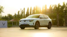 Người dùng thích VF 8 vì sức mạnh “gây nghiện”, an toàn vượt trội và ưu đãi kịch trần