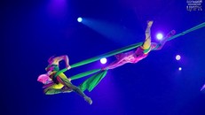 Tiết mục “Đu sen” gây ấn tượng sâu sắc với giám khảo. (Ảnh: LĐXVN)