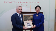 Phu nhân Ngô Phương Ly tặng bộ sách “Hồ Chí Minh với tình hữu nghị Việt - Nga” cho Trung tâm. (Ảnh: Tâm Hằng/TTXVN)