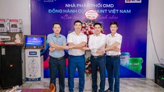  CMD Đại diện IPAINT trao tặng hoa cho đại diện Nhà phân phối CMD.