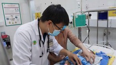 Bác sĩ cảnh báo bệnh hô hấp ở trẻ gia tăng do thời tiết thay đổi bất thường