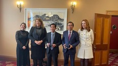 Đại sứ Phạm Hùng Tâm (thứ hai từ phải sang) và Chủ tịch UBND thành phố Huế Nguyễn Văn Phương (thứ ba từ phải sang) gặp và làm việc với Thị trưởng Thành phố Hobart. 