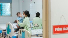 Điều trị cho bệnh nhi mắc bệnh truyền nhiễm tại Hà Nội. (Ảnh: Minh Quyết/TTXVN)