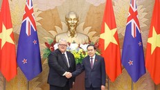 Chủ tịch Quốc hội Trần Thanh Mẫn đón Chủ tịch Quốc hội New Zealand Gerry Brownlee. Ảnh: Doãn Tấn