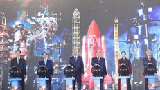 Tổng Bí thư Tô Lâm, Thủ tướng Phạm Minh Chính cùng các đồng chí Lãnh đạo, nguyên Lãnh đạo Đảng, Nhà nước thực hiện nghi thức khai mạc Triển lãm thành tựu đất nước. 