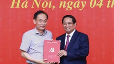 Thủ tướng Phạm Minh Chính trao Quyết định chỉ định đồng chí Lê Hoài Trung tham gia Ban Chấp hành, Ban Thường vụ Đảng ủy Chính phủ nhiệm kỳ 2020-2025 . 