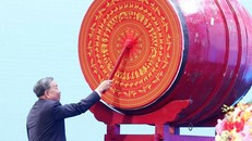 Tổng Bí thư Tô Lâm đánh trống khai giảng năm học 2025-2026. 