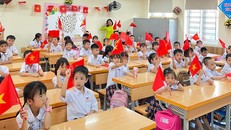 Cô giáo và các em học sinh lớp 1 háo hức chuẩn bị bước vào năm học mới.