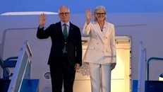 Toàn quyền Australia Sam Mostyn và Phu quân đến sân bay quốc tế Nội Bài tối 9/9. 