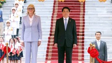 Chủ tịch nước Lương Cường và Toàn quyền Australia Sam Mostyn trên bục danh dự, nghe Quân nhạc cử Quốc thiều hai nước.