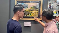 Đại sứ Trần Phước Anh (phải) giới thiệu tranh của Việt Nam với ông Baey Yam Keng - Quận trưởng quận Đông Bắc. 