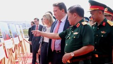 Lãnh đạo Bộ Quốc phòng Việt Nam cùng Đại sứ Đặc mệnh toàn quyền Hợp chúng quốc Hoa Kỳ tại Việt Nam Marc Evans Knapper và đại diện các cơ quan, tổ chức quốc tế tham triển lãm tại sự kiện.