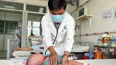 Bác sỹ khám cho bệnh nhi bị sốt xuất huyết.