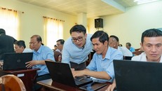 Các giáo viên đến từ Cần Thơ thực hành sử dụng công cụ AI tạo sinh.