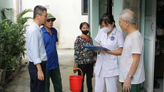 Nhân viên y tế Trạm Y tế xã Vân Đình kiểm tra công tác phòng chống dịch. 
