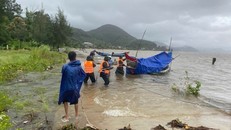 Giúp ngư dân ứng phó bão. 