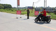 Lực lượng chức năng tại Sóc Sơn lập rào chắn và hướng dẫn người và phương tiện chuyển sang lộ trình khác nhằm đảm bảo an toàn.