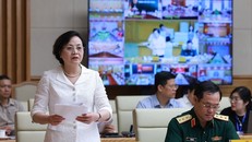 Bộ trưởng Bộ Nội vụ Phạm Thị Thanh Trà báo cáo đợt thi đua cao điểm “500 ngày đêm thi đua hoàn thành 3.000km đường bộ cao tốc”. 