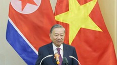 Tổng Bí thư Tô Lâm với cán bộ, nhân viên Đại sứ quán Việt Nam tại Triều Tiên. 